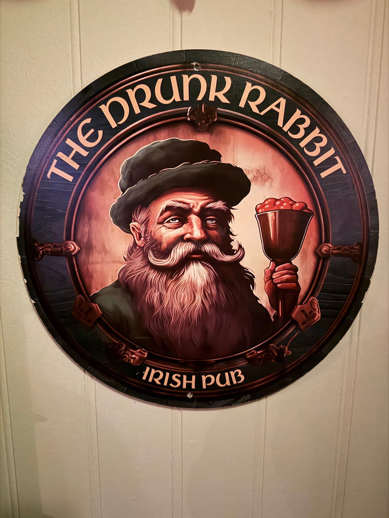 Skiltið á The Drunk Rabbit